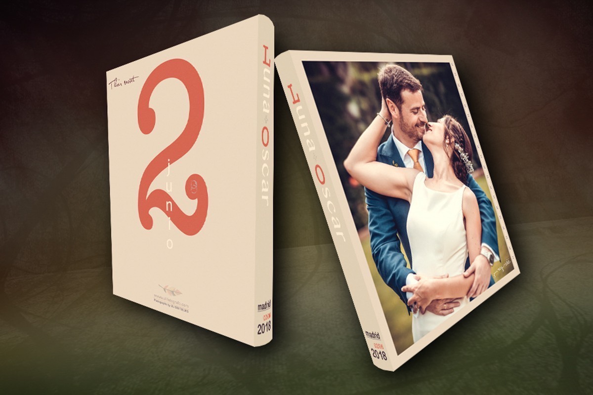 Bodegón de un álbum de boda digital personalizado, de diseño exclusivo, diferente y único. Reportaje de la boda de Luna y Oscar