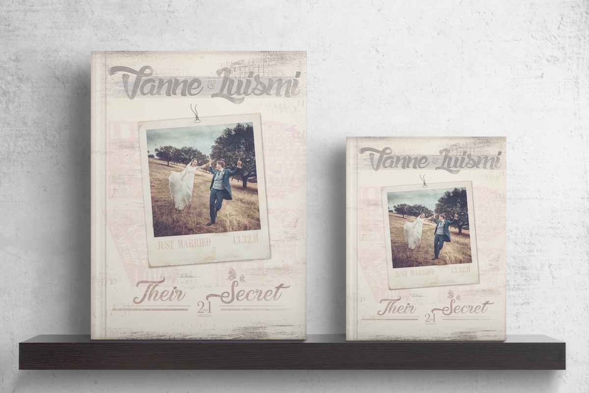 Bodegón de dos álbumes de boda digital personalizado, de diseño exclusivo, diferentes y únicos, colocadaos en una estantería. Reportaje de la boda de Vanne y Luismi