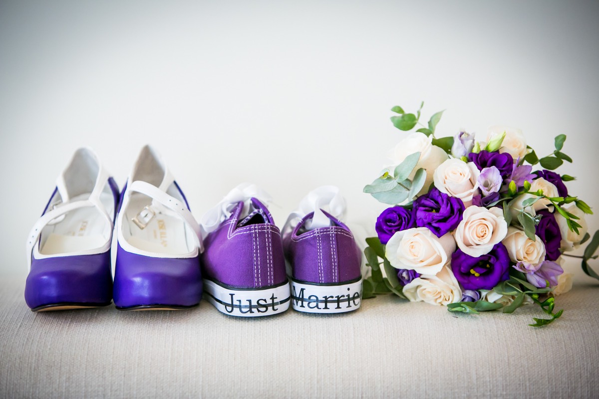 Bodegón de zapatos morados y ramo utilizados por una novia para el día de su boda